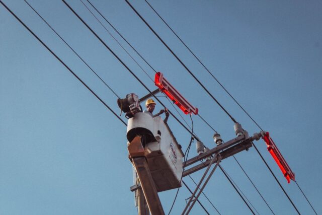 Diferența dintre kWh și kW: ce înseamnă cifrele de pe factură