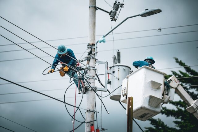 Instalația electrică într-o casă de lemn: particularități și cerințe