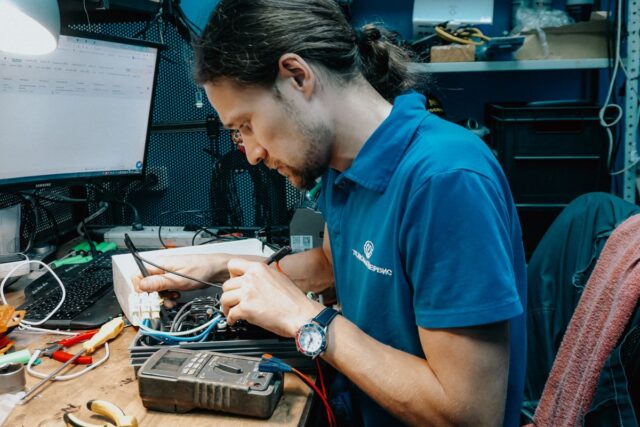 Prize inteligente și programatoare: unde aduc economie reală și unde nu